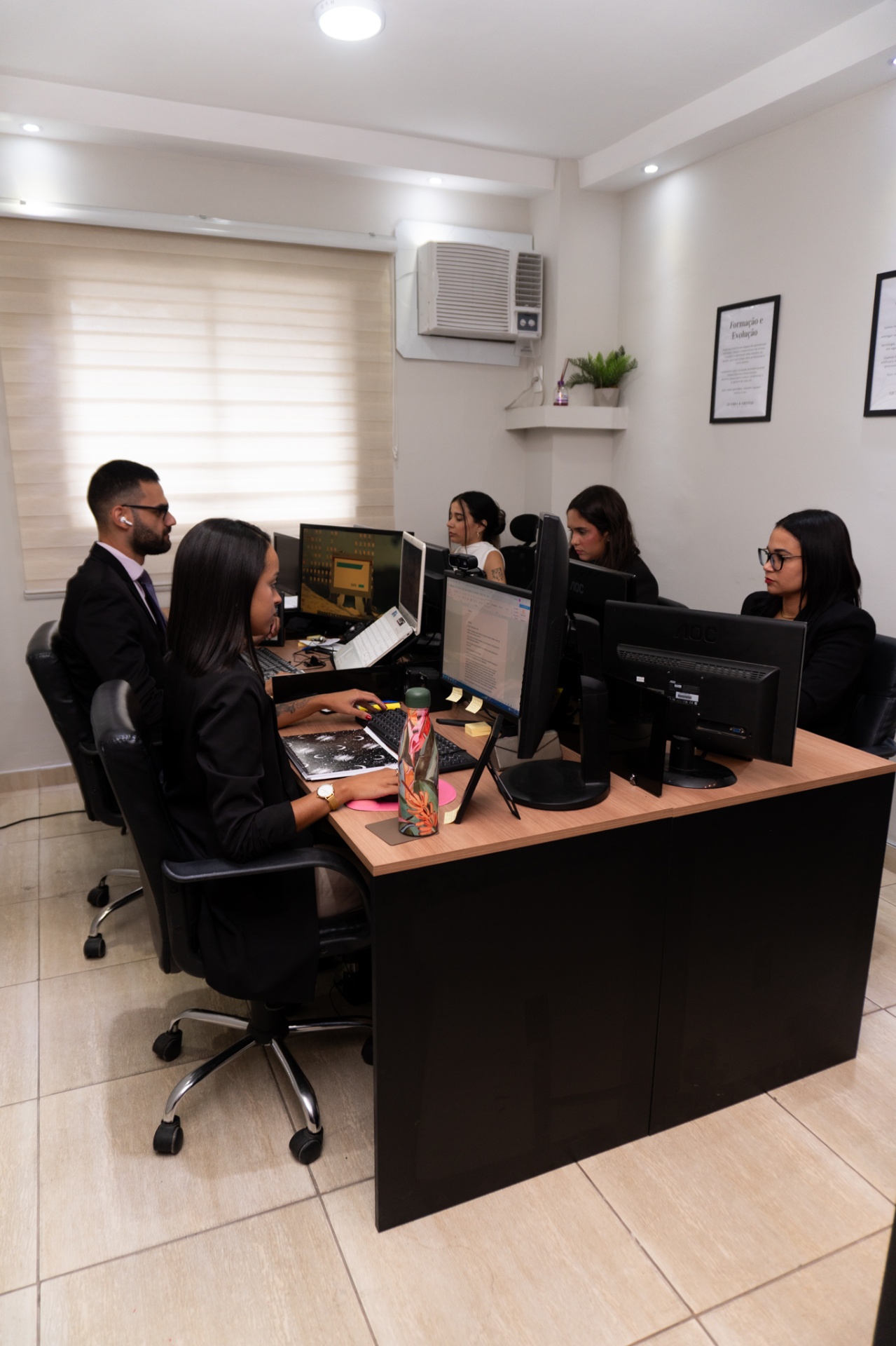 Equipe do escritório Guerra & Freitas Advocacia atendendo clientes